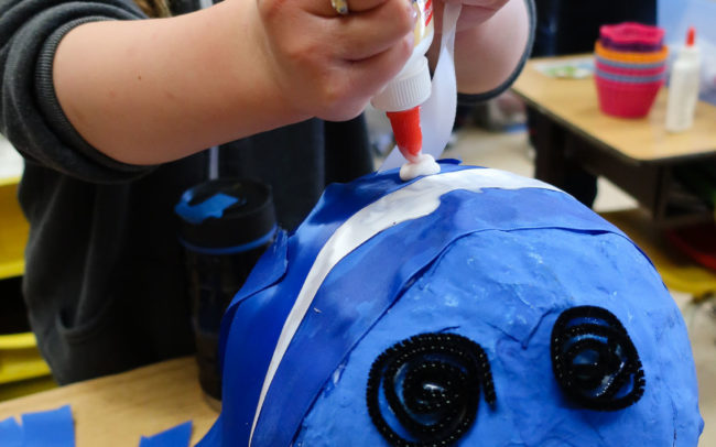 Initiation au papier mâché à l’aide de la création de marionnettes